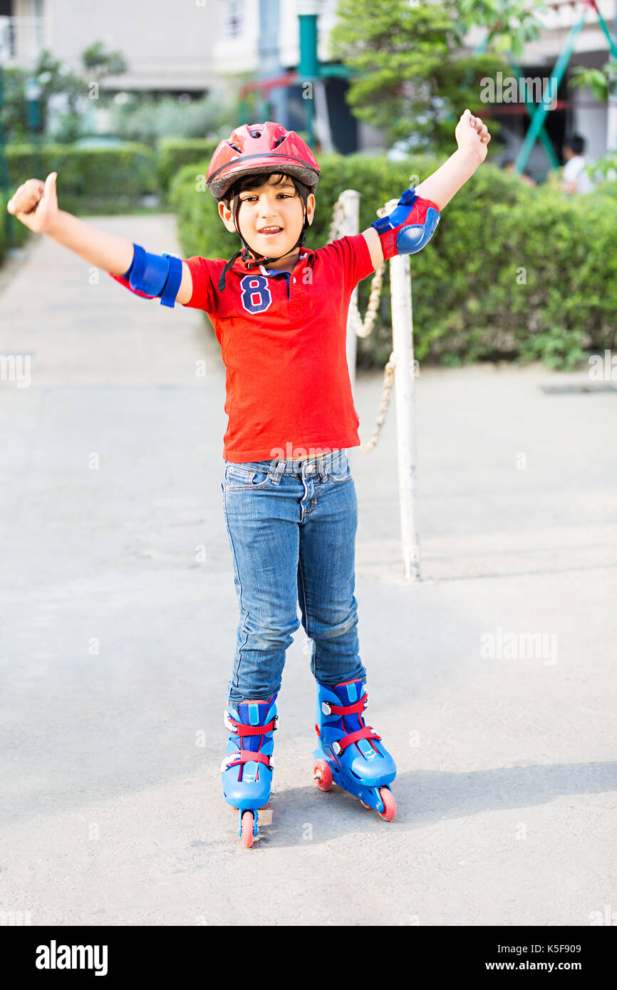 Happy Little Boy Outdoor Skating Balance Skat verspielt Stockfoto