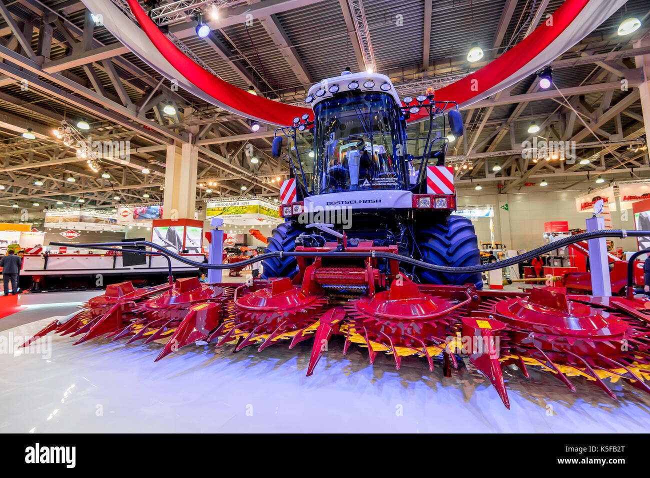 Moskau - 5. Oktober 2016: Harvester bei Agrosalon Stockfoto