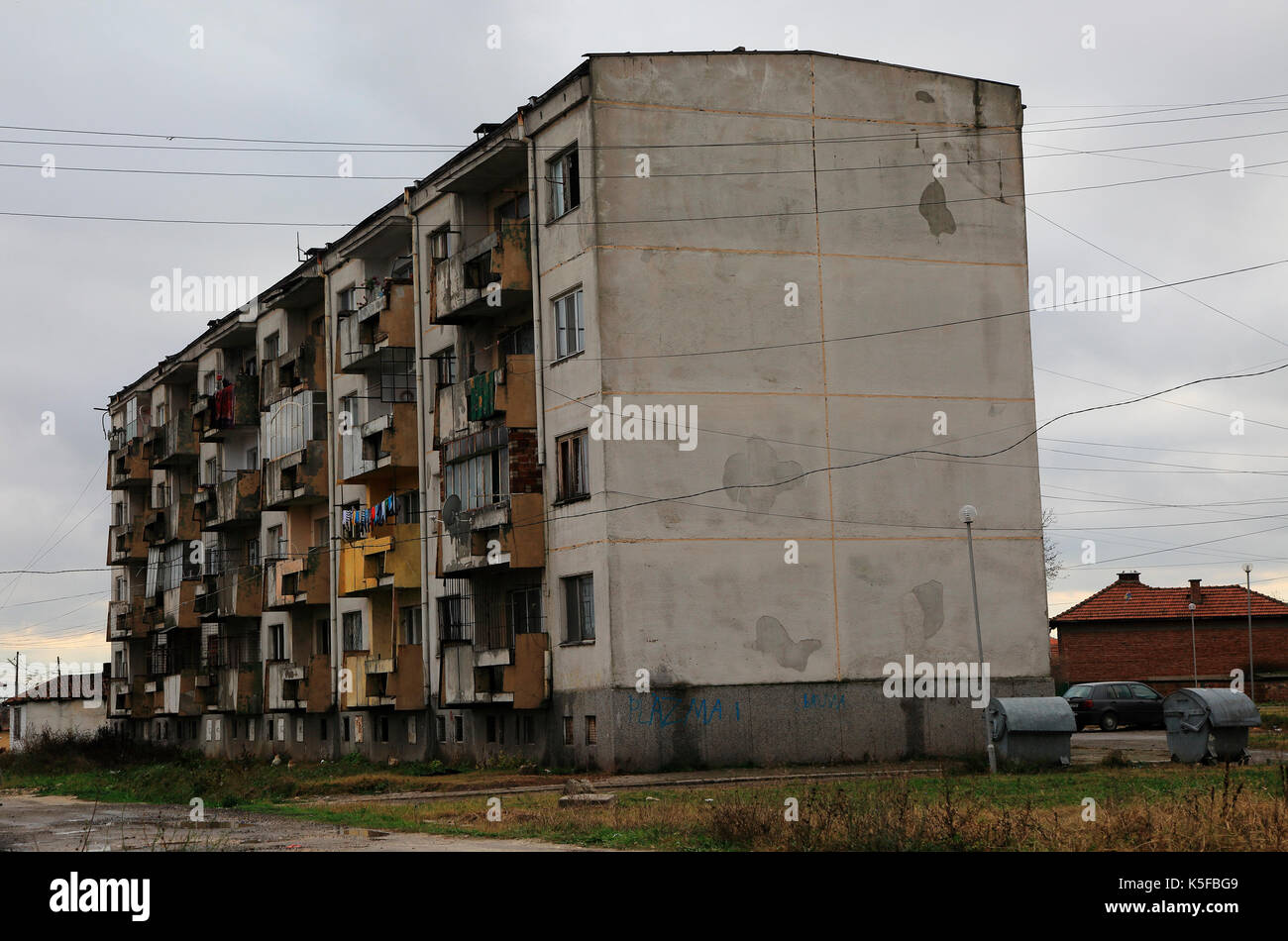 Kommunistischen Ära Apartment Block Gehäuse, Provinz Shishmantsi, Plovdiv, Bulgarien, Osteuropa Stockfoto
