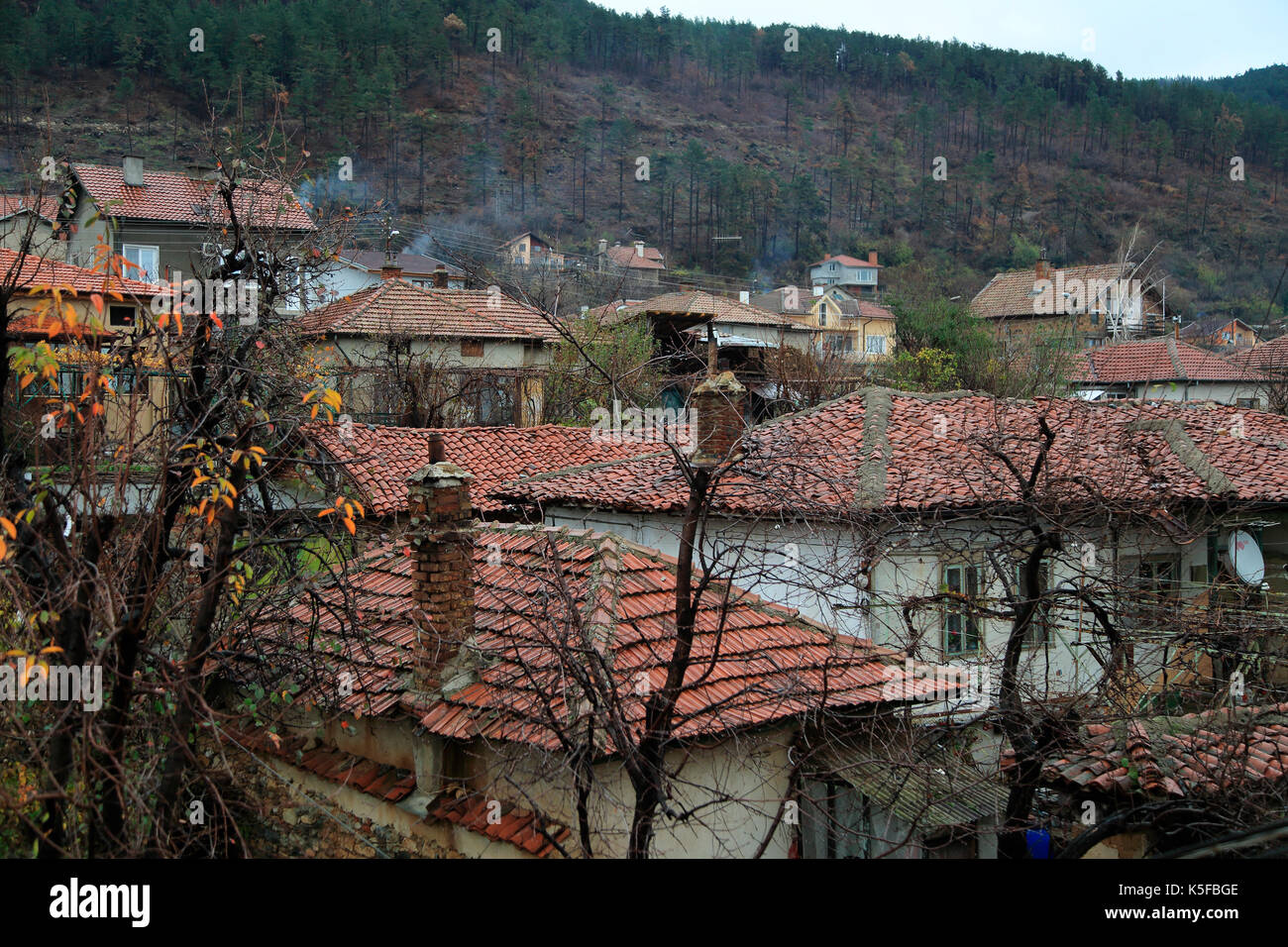 Die Dächer der Häuser nassen Tag im Winter, Dorf Schipka, Bulgarien, Osteuropa Stockfoto