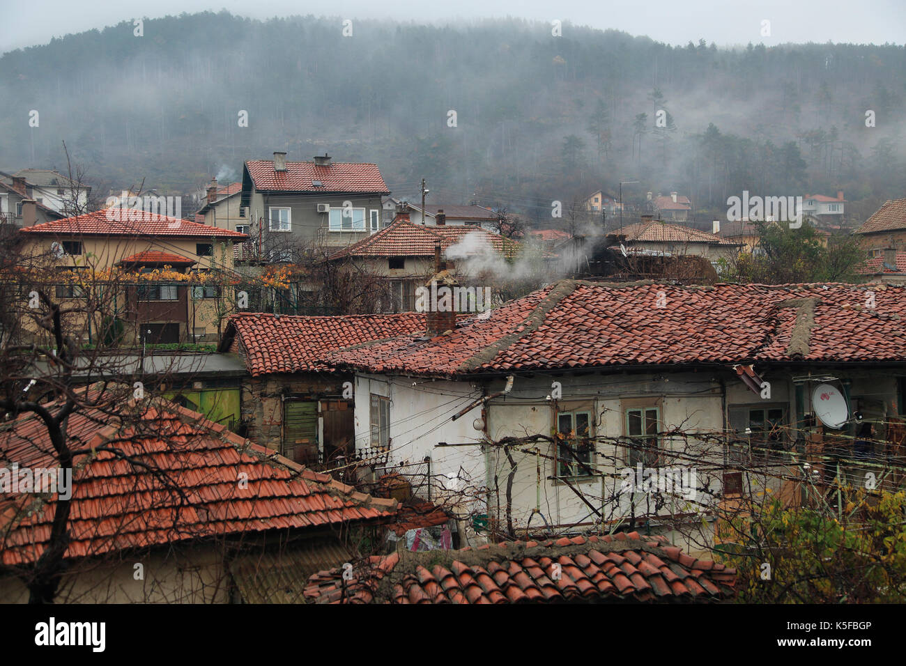 Die Dächer der Häuser nassen Tag im Winter, Dorf Schipka, Bulgarien, Osteuropa Stockfoto