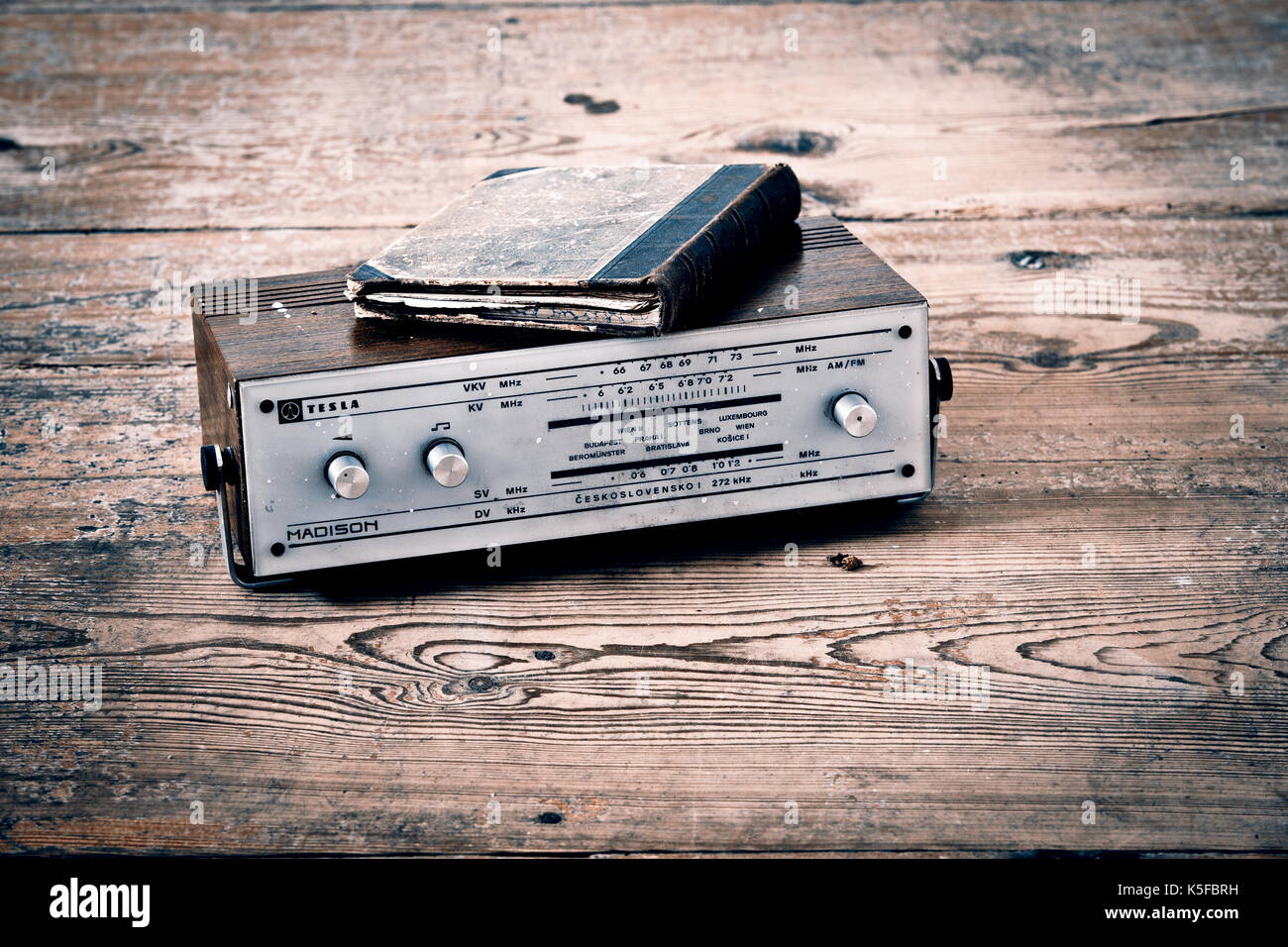 Altes Buch mit alten Radio auf dem Holzboden Stockfoto