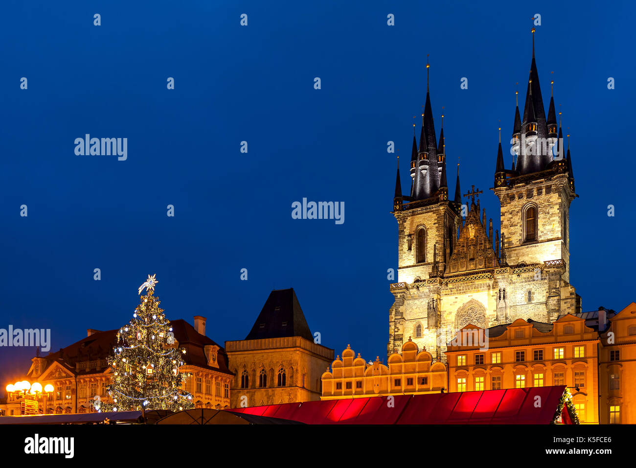 Beleuchtete die Teynkirche und Weihnachtsbaum am Marktplatz der Altstadt unter Abendhimmel in Prag, Tschechische Republik. Stockfoto