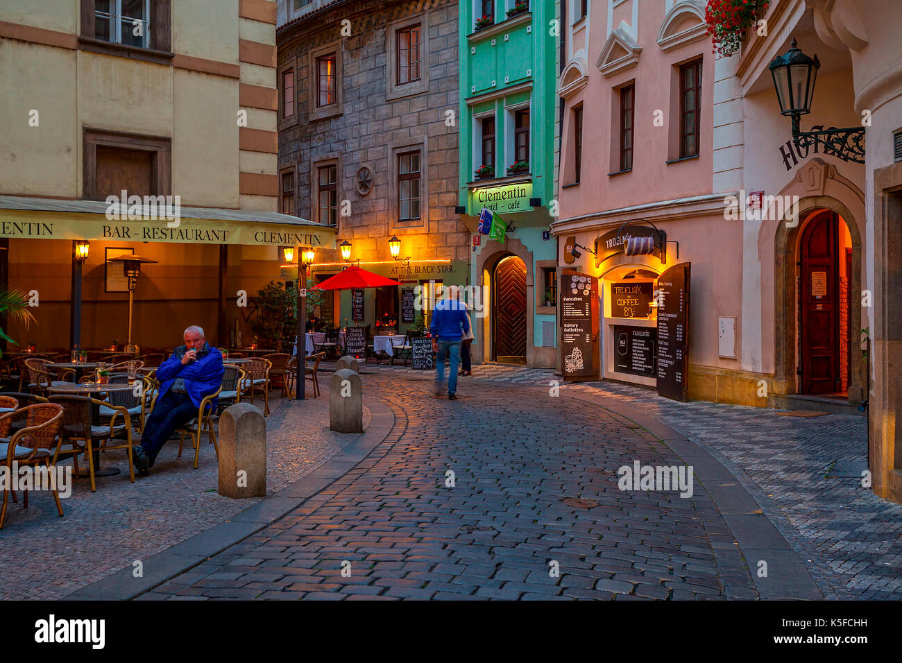 Prag, tschechische Republik - 22. SEPTEMBER 2015: Kleine Outdoor Restaurant am Abend Straße mit Kopfsteinpflaster in der Altstadt von Prag. Stockfoto