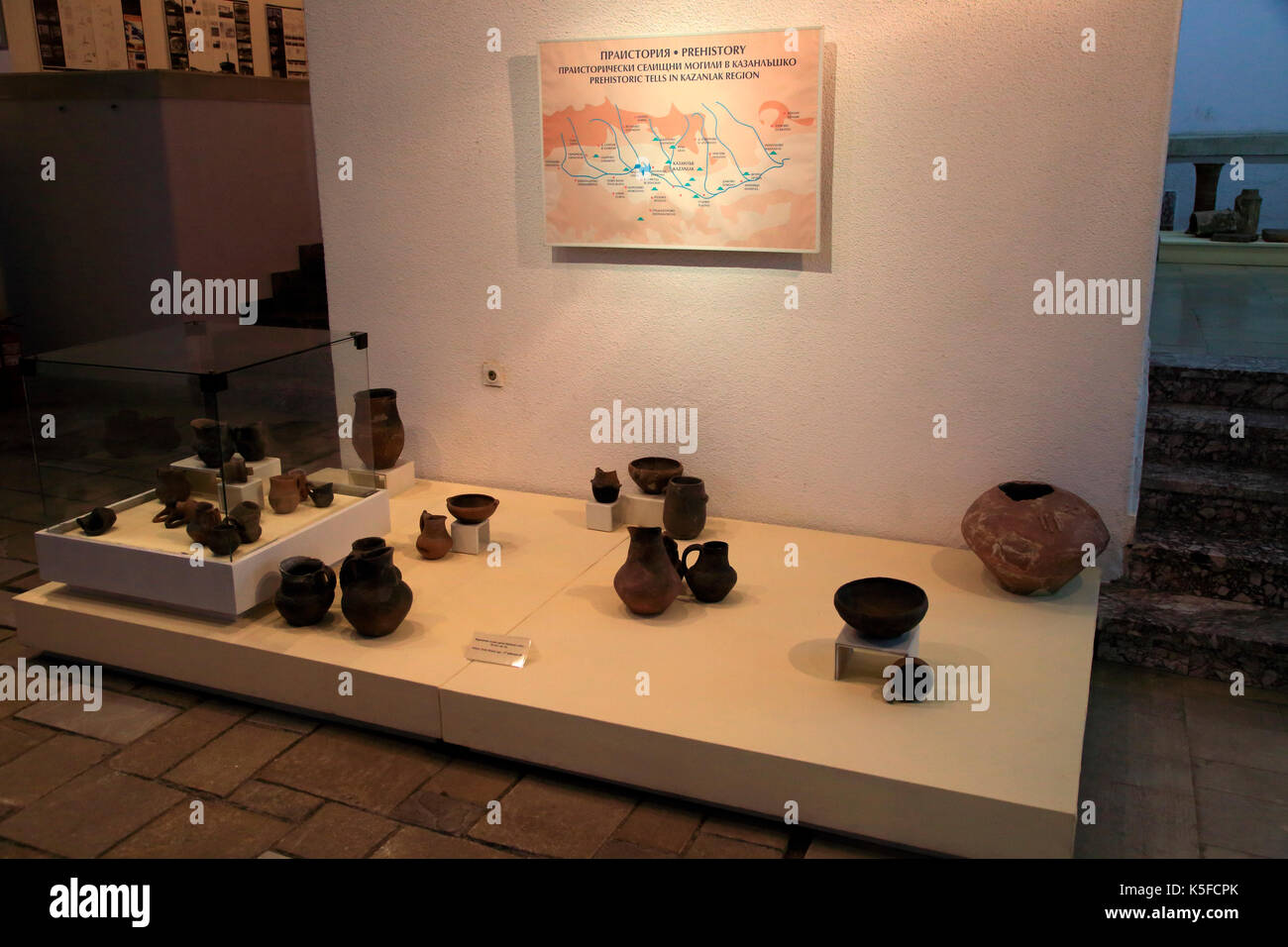 Ausstellung von prähistorischen thrakischen Keramik findet im Museum von Kazanlak, Bulgarien, Osteuropa Stockfoto
