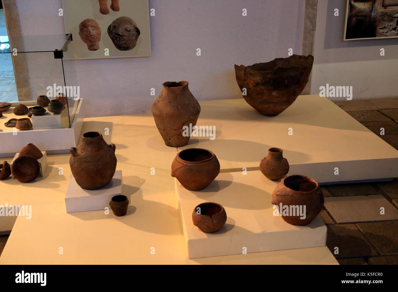 Ausstellung von prähistorischen thrakischen Keramik findet im Museum von Kazanlak, Bulgarien, Osteuropa Stockfoto