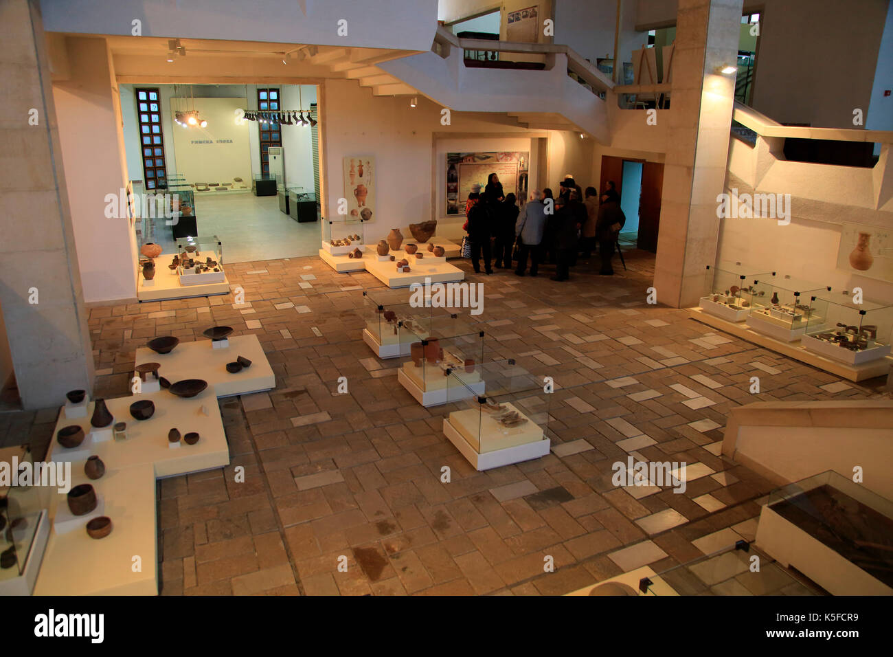 Ausstellung von prähistorischen thrakischen Keramik findet im Museum von Kazanlak, Bulgarien, Osteuropa Stockfoto