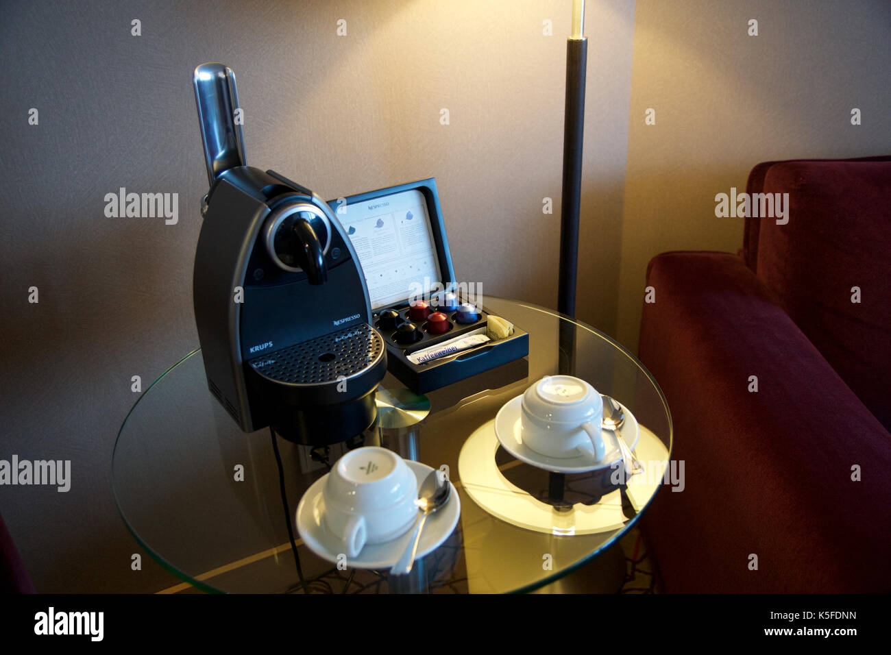 MAINZ, DEUTSCHLAND - 8. Juli 2017: Moderne Kapselkaffeemaschine für frischen Espresso in einer luxuriösen Hotelsuite Stockfoto MAINZ, DEUTSCHLAND - 8. Juli 2017: Moderne Kapselkaffeemaschine für frischen Espresso in einer luxuriösen Hotelsuite Stockfoto