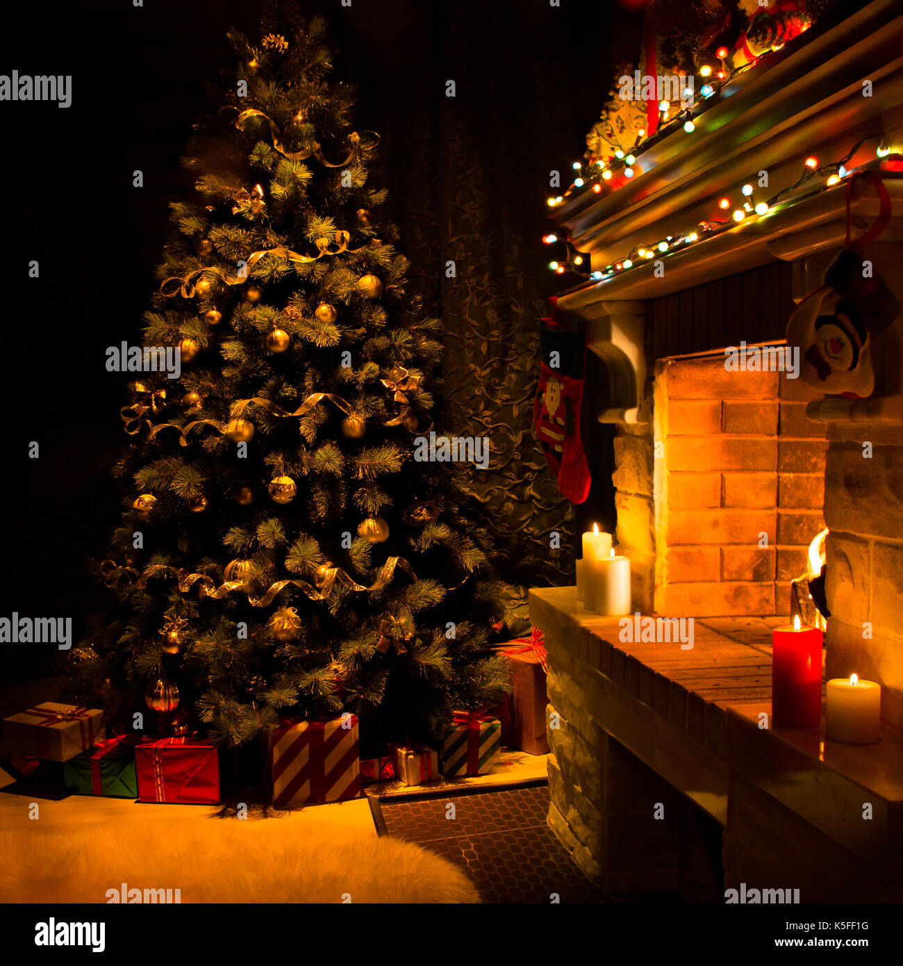 Atmosphärisch gestalteten Kamin mit Weihnachtsbaum Stockfoto