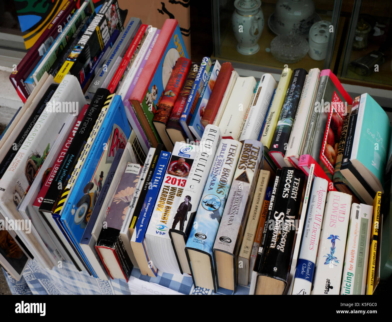 Second Hand Bücher zum Verkauf zu einem Charity Shop in Wadebridge, Cornwall. Stockfoto