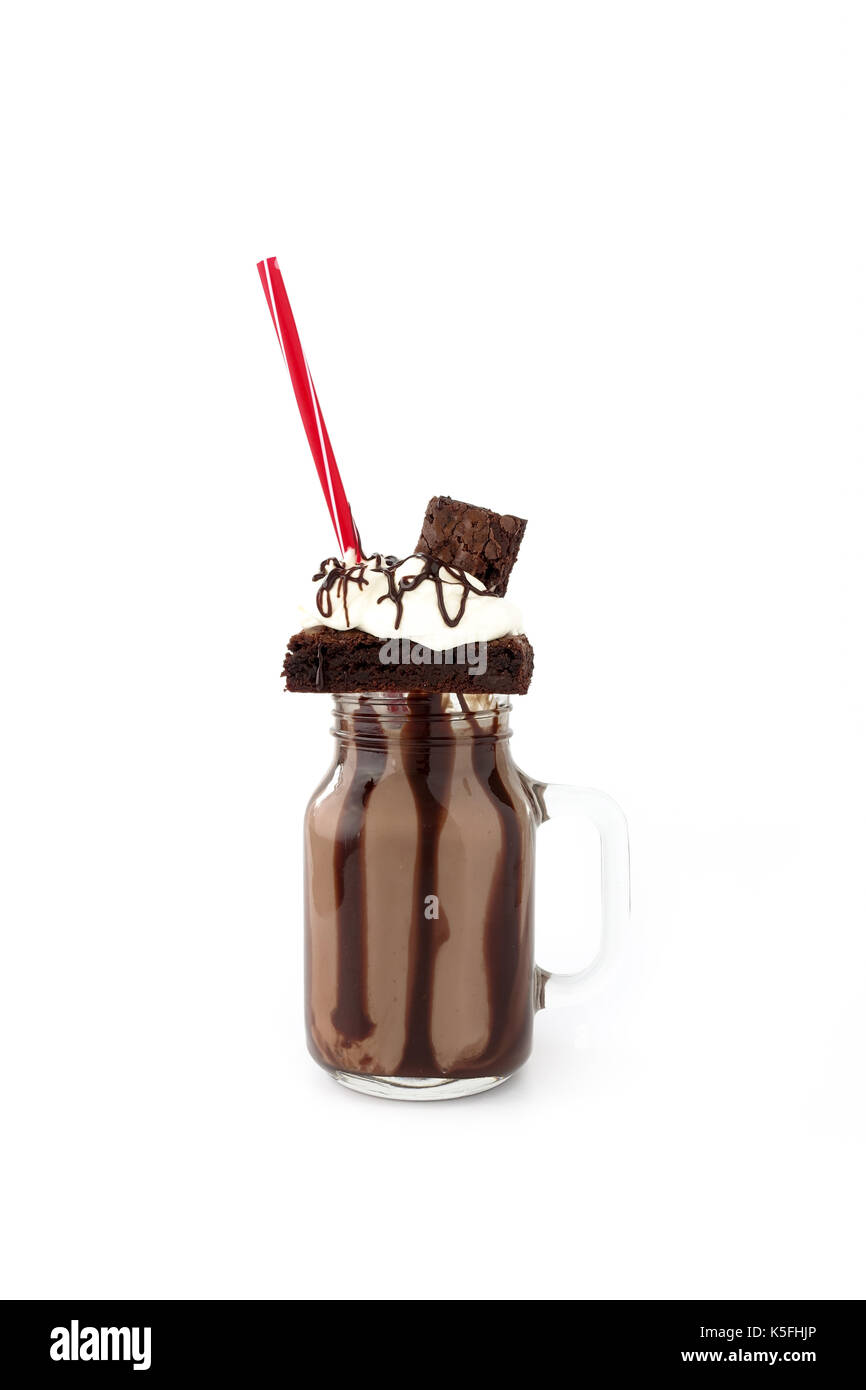 Hausgemachte Schokolade Freakshake, Milchshake, mit Brownies, Schokoladensoße und Schlagsahne auf weißem Hintergrund mit kopieren. Stockfoto