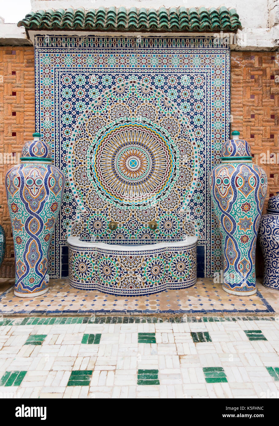 Fez, Marokko - Mai 07, 2017: Typische handgefertigte marokkanische Mosaik Brunnen und Vasen im Innenhof des Mosaik Fabrik in Fez, Marokko, Afrika Stockfotografie