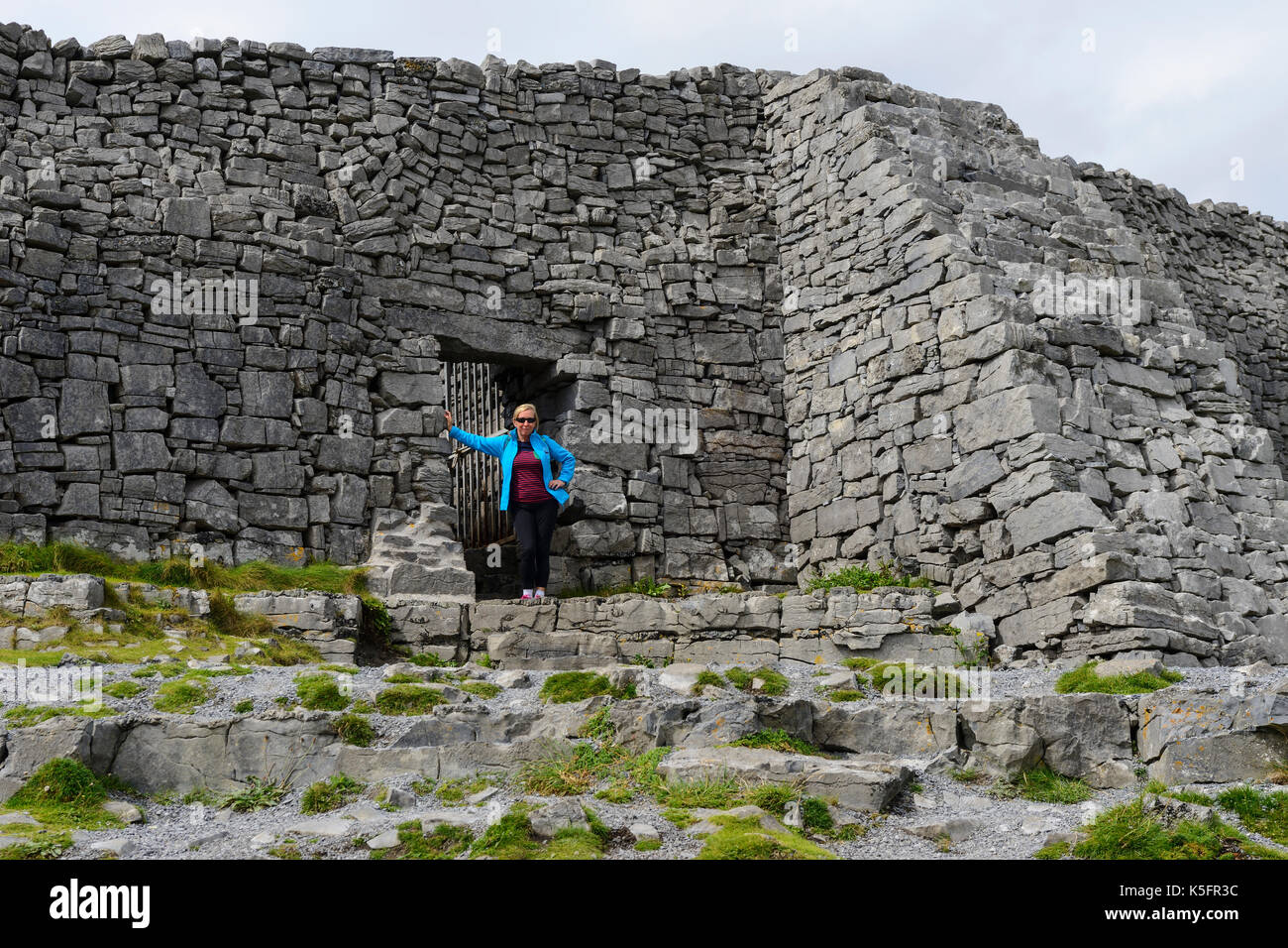 Ein Tourist steht am Eingang zu Dun Aonghasa, eine prähistorische Stein fort auf Inishmore Insel der Aran Gruppe, County Galway, Republik von Irland Stockfoto