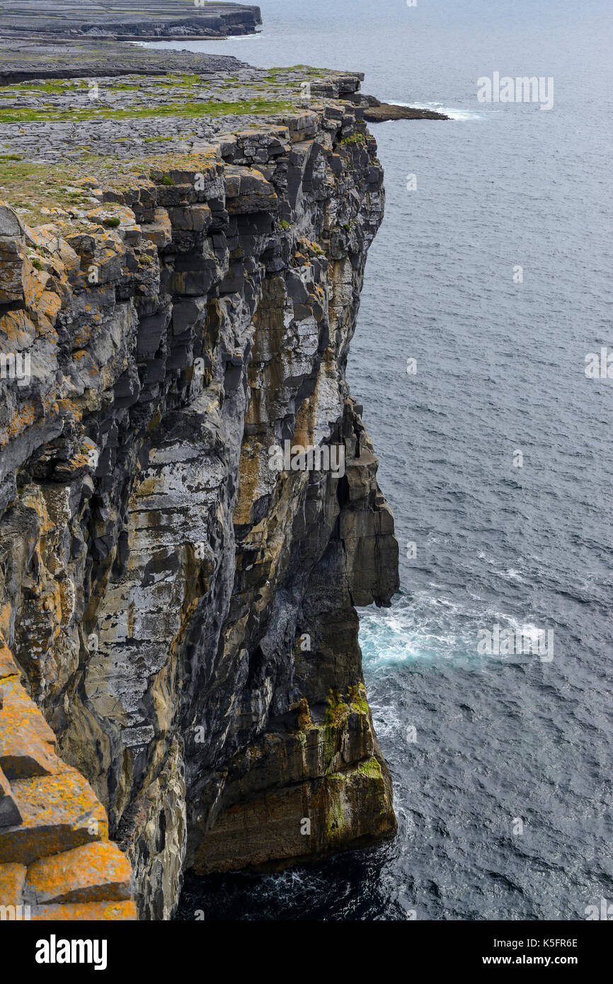 Dramatische Steilwände bei Dun Aonghasa, eine prähistorische Stein fort, auf Inishmore Insel der Aran Gruppe, County Galway, Republik von Irland Stockfoto