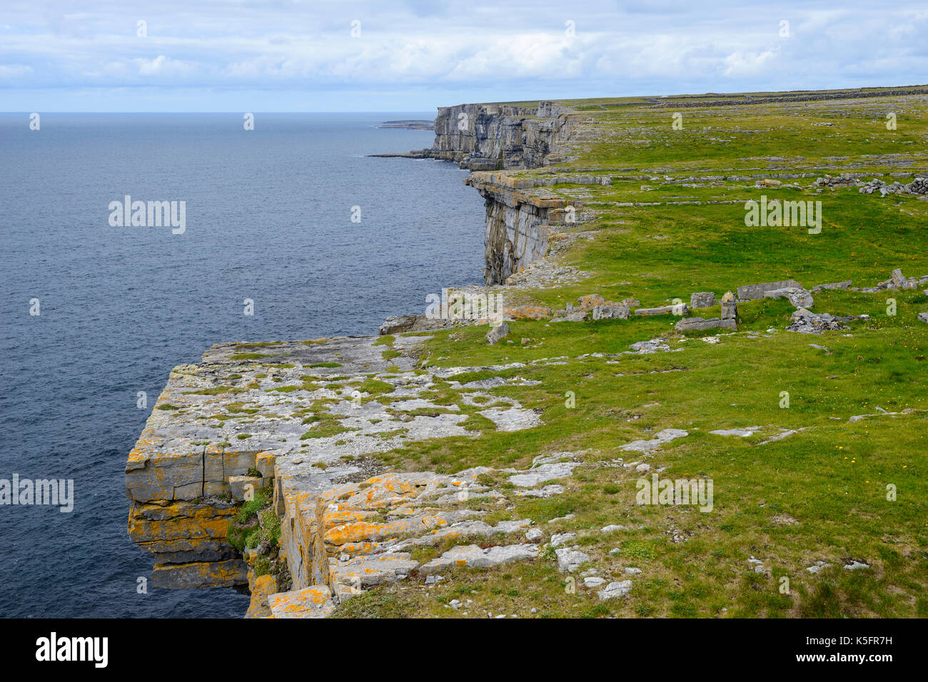 Dramatische Steilwände bei Dun Aonghasa, eine prähistorische Stein fort, auf Inishmore Insel der Aran Gruppe, County Galway, Republik von Irland Stockfoto