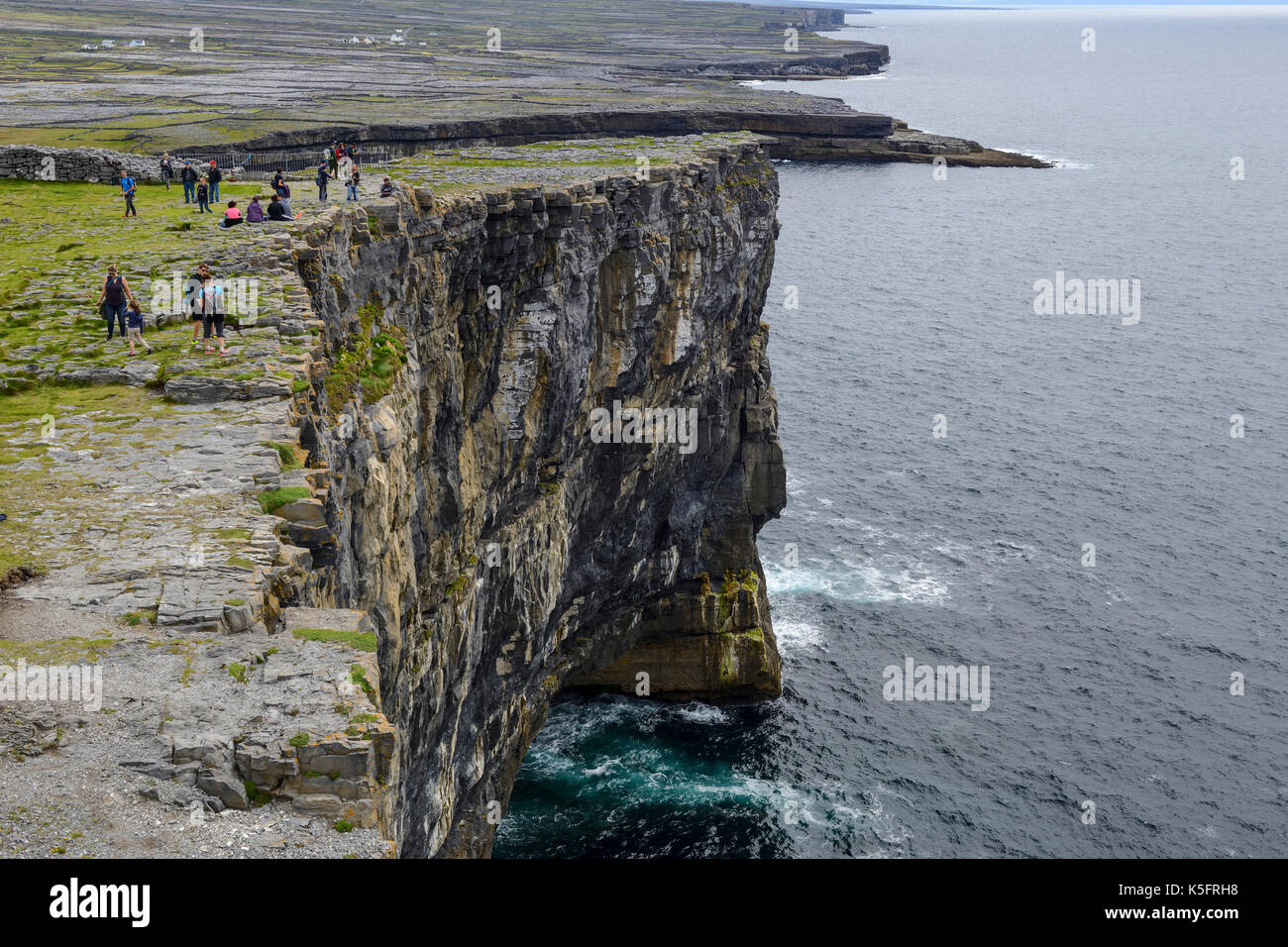 Dramatische Steilwände bei Dun Aonghasa, eine prähistorische Stein fort, auf Inishmore Insel der Aran Gruppe, County Galway, Republik von Irland Stockfoto