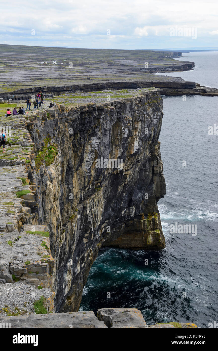 Dramatische Steilwände bei Dun Aonghasa, eine prähistorische Stein fort, auf Inishmore Insel der Aran Gruppe, County Galway, Republik von Irland Stockfoto