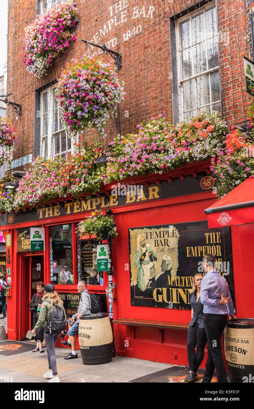 Berühmte Temple Bar in der Streeets von Dublin in der Innenstadt. Stockfoto