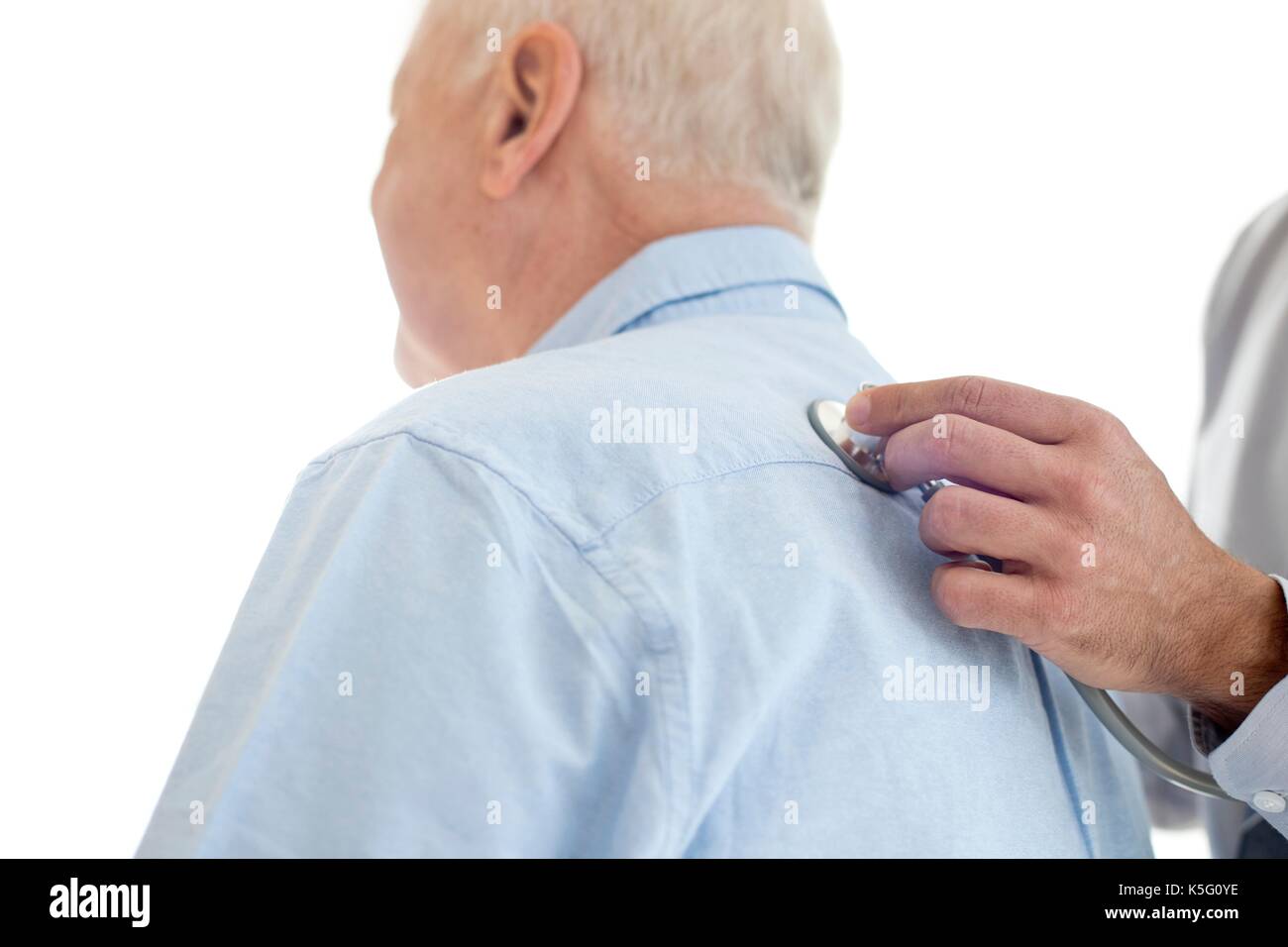 Männlicher Arzt Prüfung älterer Patienten, Portrait. Stockfoto