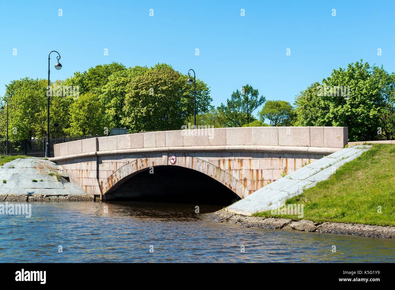 Western Artillerie Brücke auf der Kruverk Kanal in St. Petersburg, Russland Stockfoto