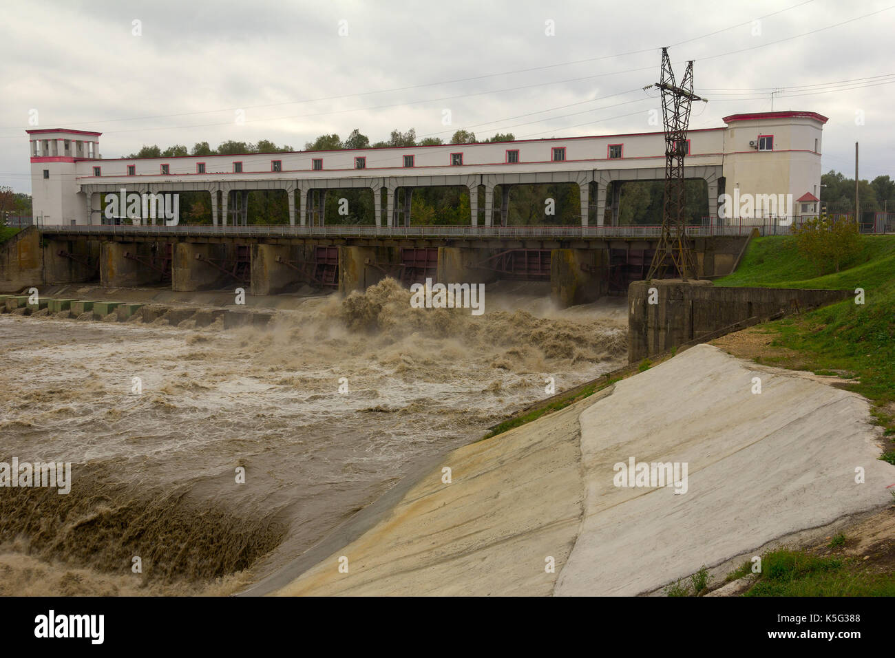 Das Wasserkraftwerk am Fluss im Süden von Russland Stockfoto