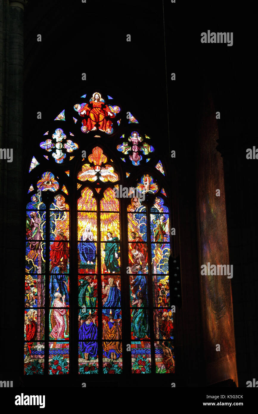 Glasfenster der Kathedrale St. Kerl in einem Hof der Prager Burg, Prag, Tschechische Republik Stockfoto