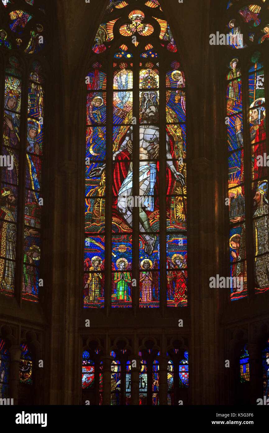 Glasfenster der Kathedrale St. Kerl in einem Hof der Prager Burg, Prag, Tschechische Republik Stockfoto