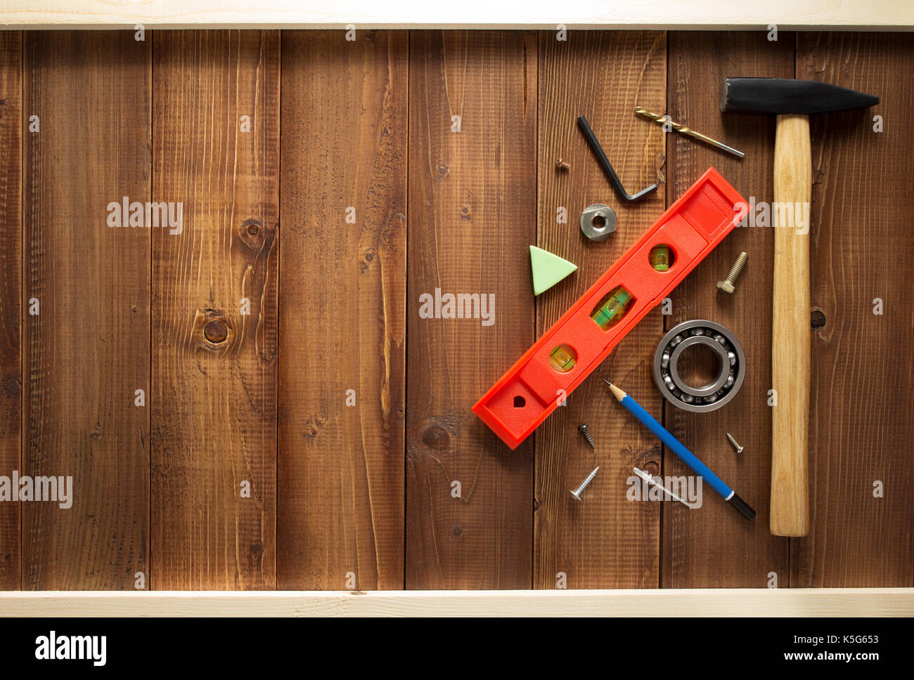 Werkzeuge und Instrumente auf hölzernen Hintergrund Stockfoto