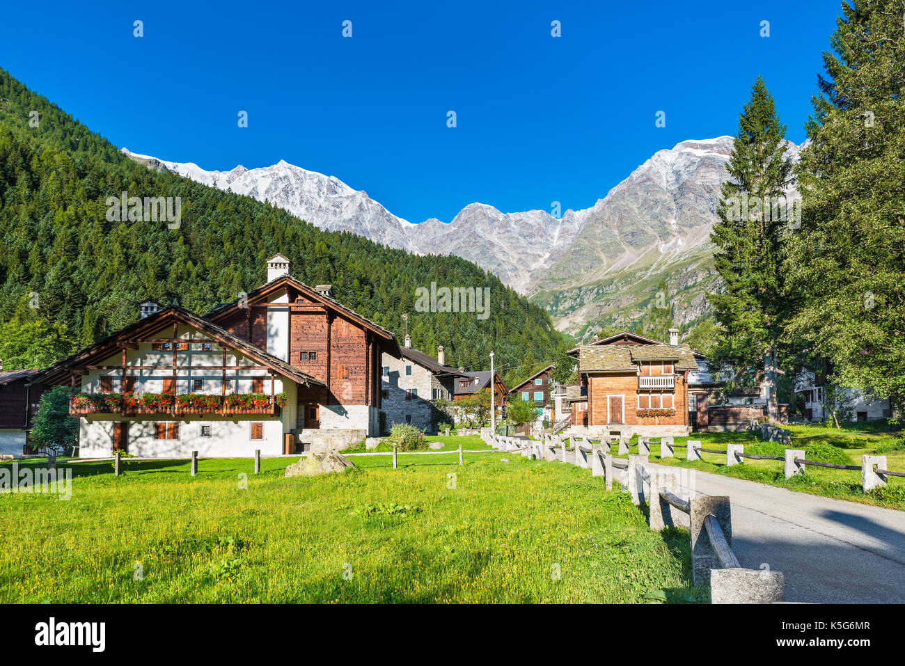 Malerische und typisch alpine Village, Italien. Macugnaga (Staffa), touristisches Dorf mit Holz- und Steinhäuser am Fuße des Monte Rosa Stockfoto