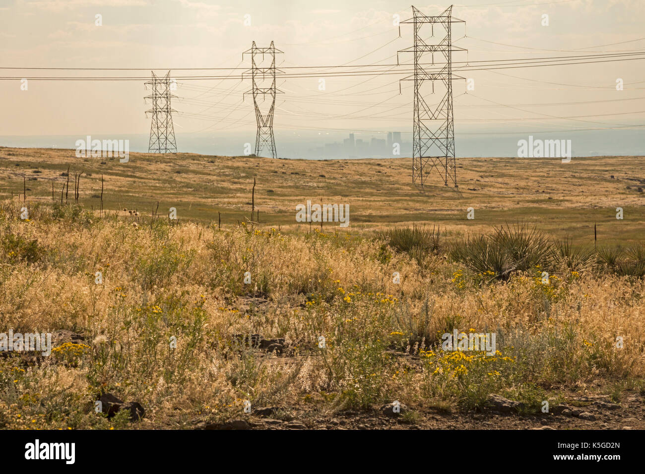 Golden, Colorado - Elektrische Leitungen auf den Table Mountain, mit Blick auf die Innenstadt von Denver, das in Dunst gehüllt ist. Stockfoto