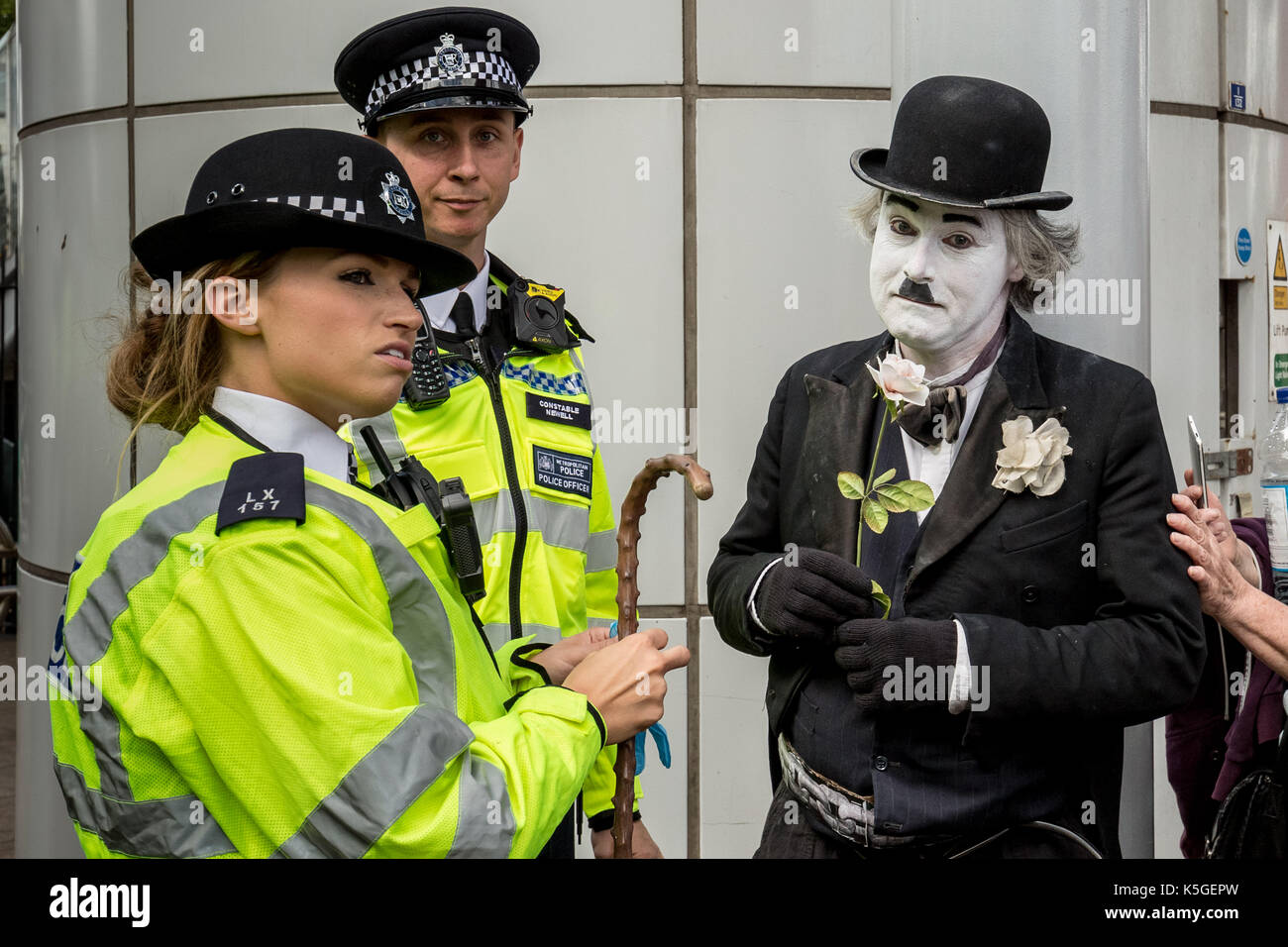 London, Großbritannien. 9. September 2017. Polizei nimmt Charlie Chaplin X, einen Klon, der versuchte, ein Lastwagen an der West Gate Der dsei Arme fair im laufenden Proteste gegen die DSEi Arme Fair (Defence and Security Equipment International), dem weltweit größten Waffen-Messe in Excel Centre in East London zu blockieren. Credit: Guy Corbishley/Alamy leben Nachrichten Stockfoto