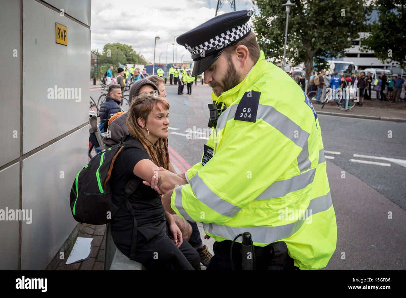 London, Großbritannien. 9. September 2017. Anti-kriegs-Proteste gegen DSEi Arme Fair (Defence and Security Equipment International), dem weltweit größten größten arm Messe in Excel Centre in East London statt. Credit: Guy Corbishley/Alamy leben Nachrichten Stockfoto