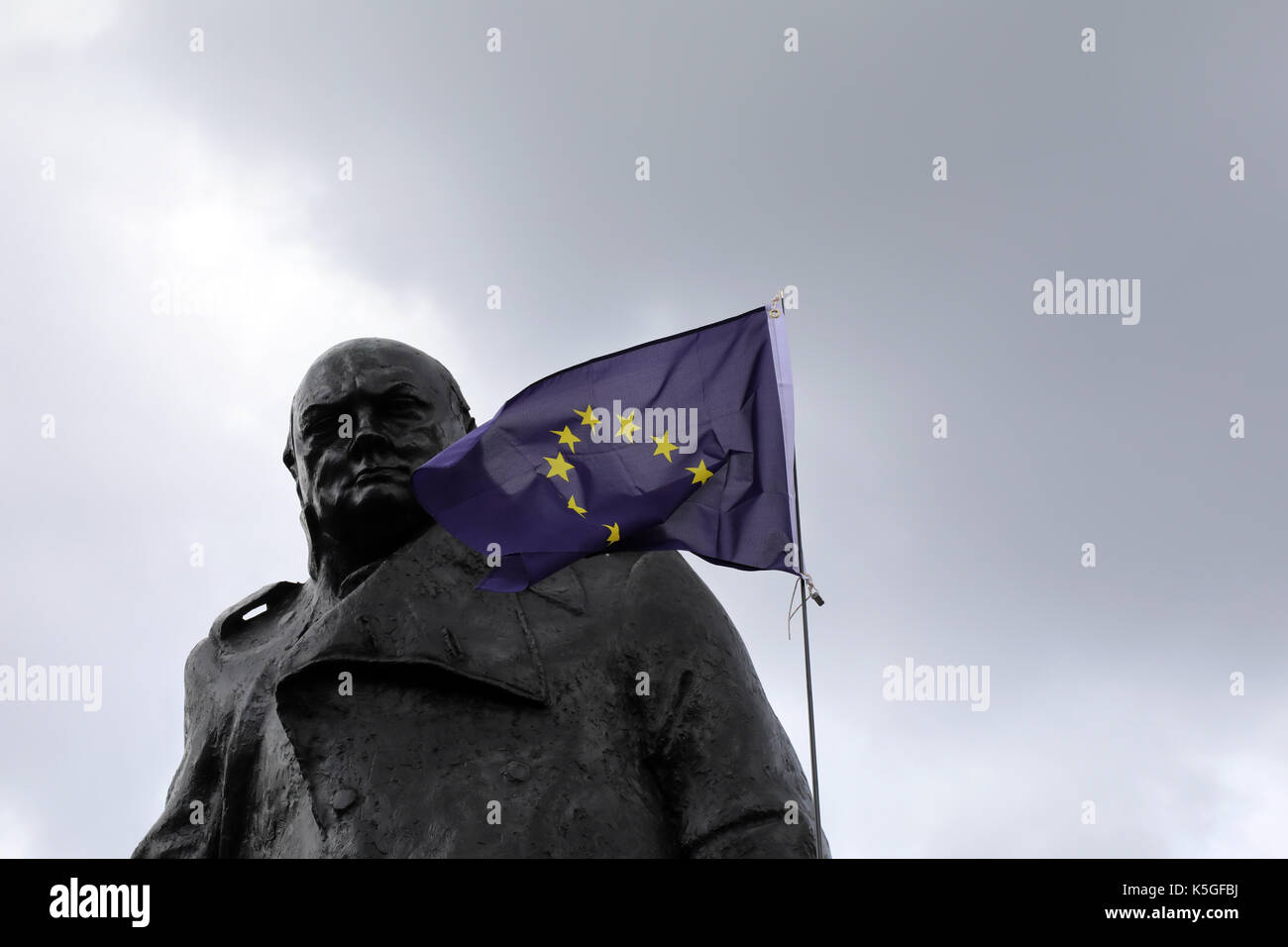 London, Großbritannien. 9. September 2017. Eine EU-Flagge gehalten, gegen eine Statue des ehemaligen britischen Premierminister Winston Churchill, im Parlament Square Garden, Central London, während der März für Europa, ein Anti-Brexit Rallye, am 9. September 2017 Quelle: Dominic Dudley/Alamy leben Nachrichten Stockfoto