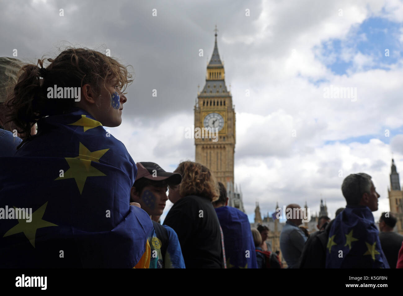 London, Großbritannien. 9. September 2017. Ein Mädchen in der Flagge der EU steht im Parlament Square Garden in Westminster, London, während der März für Europa, ein Anti-Brexit Rallye, am 9. September 2017. Die Turmuhr des Big Ben ist im Hintergrund. Quelle: Dominic Dudley/Alamy leben Nachrichten Stockfoto
