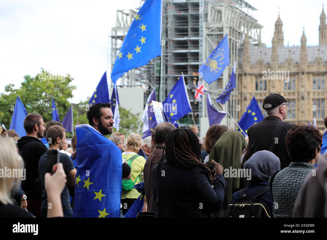 London, Großbritannien. 9. September 2017. Ein Mann in der Flagge der EU steht im Parlament Square Garden in Westminster, London, während der März für Europa, ein Anti-Brexit Rallye, am 9. September 2017. Quelle: Dominic Dudley/Alamy leben Nachrichten Stockfoto