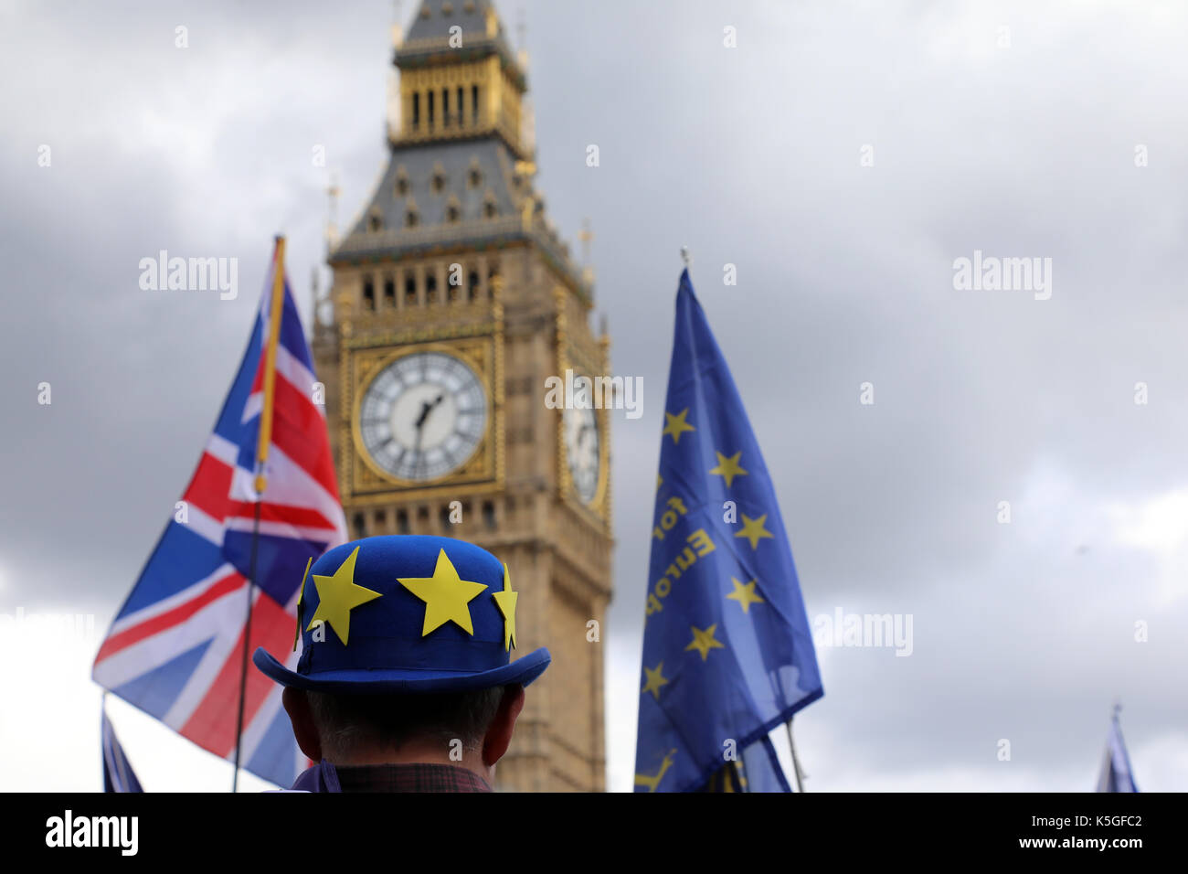 London, Großbritannien. 9. September 2017. Ein Mann, der eine Melone mit den Sternen der EU-Flagge steht im Parlament Square Garden in Westminster, London, während der März für Europa, ein Anti-Brexit Rallye, am 9. September 2017. Die Turmuhr des Big Ben ist im Hintergrund. Quelle: Dominic Dudley/Alamy leben Nachrichten Stockfoto