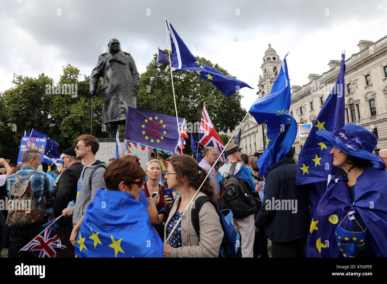 London, Großbritannien. 9. September 2017. Demonstranten am Sockel der Statue des ehemaligen britischen Premierminister Winston Churchill versammelt, im Parlament Square Garden, Central London, während der März für Europa, ein Anti-Brexit Rallye, am 9. September 2017 Quelle: Dominic Dudley/Alamy leben Nachrichten Stockfoto