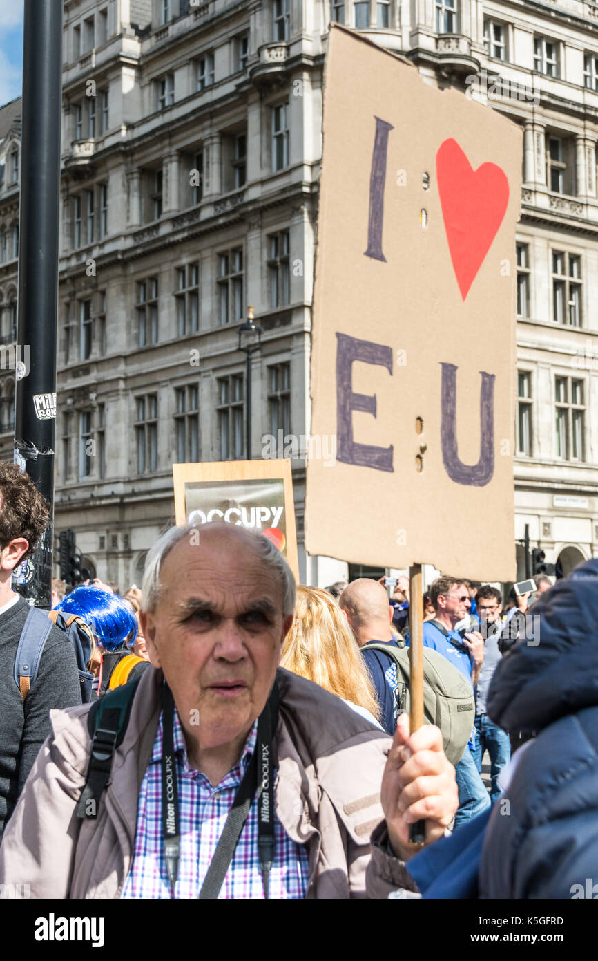 London, Großbritannien. September 2017. Ich liebe die EU - Austritt aus der Brexit-Demonstration auf dem Parliament Square, Westminster. Die Demonstranten fordern, dass Großbritannien in der Europäischen Union bleibt. Stockfoto