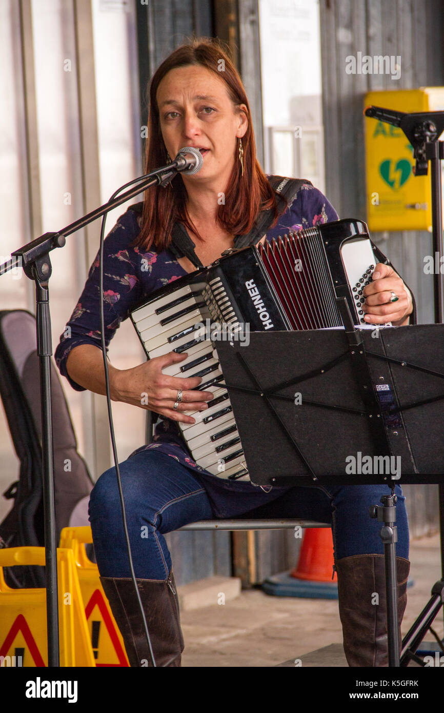 Accordion player busking Fotos und Bildmaterial in hoher Auflösung