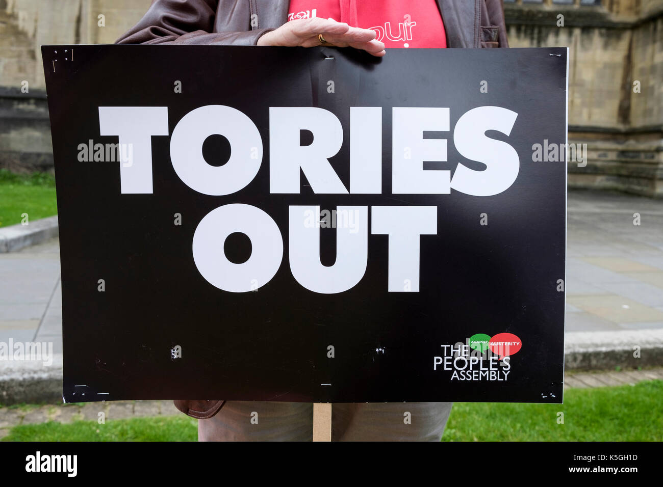 Bristol, Großbritannien, 9. September, 2017. Die Demonstranten Plakate tragen und fordert die Regierung, "die Kürzungen, die sie sagen, sind schädlich das Leben von so vielen abgebildet sind, wie sie sich vorbereiten, durch das Zentrum der Stadt in einem Anti bis März Sparmaßnahmen Protestmarsch und Kundgebung. Der Protest wurde von Bristol Bürgermeister Marvin Rees genannt und wurde von der Bristol Labour Party unterstützt, die Grünen und über 30 Organisationen, einschließlich Gewerkschaften und Gruppen der Gemeinschaft verlangt, daß die konservative Regierung gibt Bristol und anderen Städten in Großbritannien die Finanzierung der öffentlichen Dienstleistungen erforderlich. Stockfoto