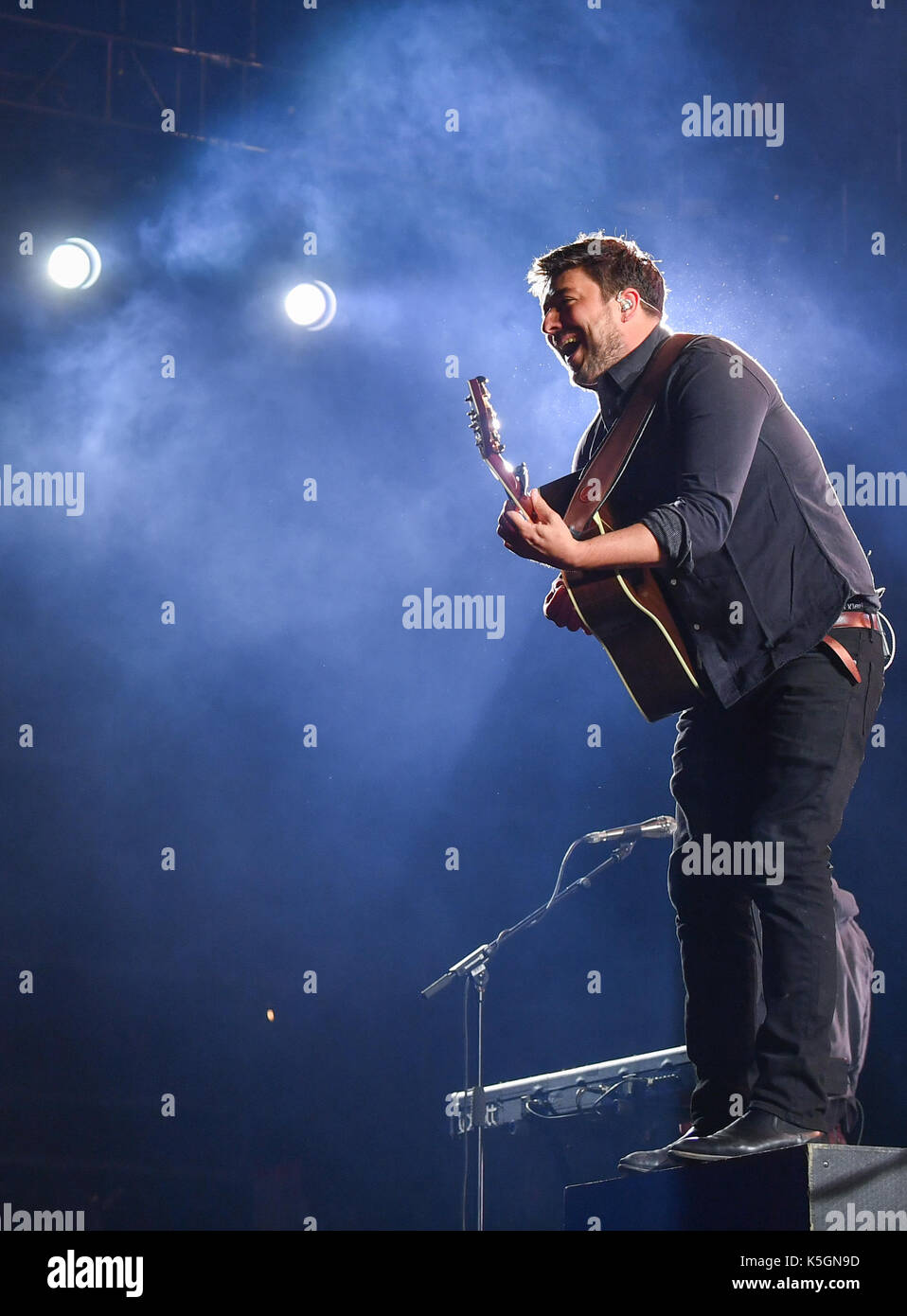 Hoppegarten, Deutschland. 9 Sep, 2017. Die britischen Folk-Rock Band Mumford & Söhne mit Sänger und Gitarrist Marcus Mumford führt auf dem Lollapalooza Festival in Hoppegarten, Deutschland, 9. September 2017. Das Musikfestival wird über zwei Tagen am 9. und 10. September statt. Foto: Jens Kalaene/dpa-Zentralbild/dpa/Alamy leben Nachrichten Stockfoto