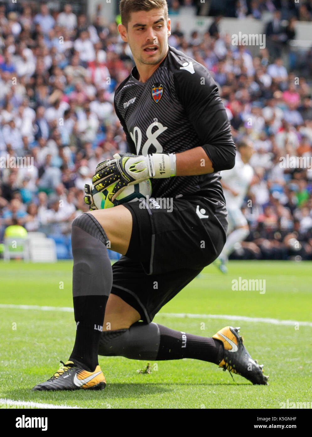 Madrid, Spanien. 09 Sep, 2017. Levante des Torwarts Raul während La Liga Fußball-Match zwischen Real Madrid und Levante im Santiago Bernabeu Stadion Quelle: AFP 7/Alamy leben Nachrichten Stockfoto