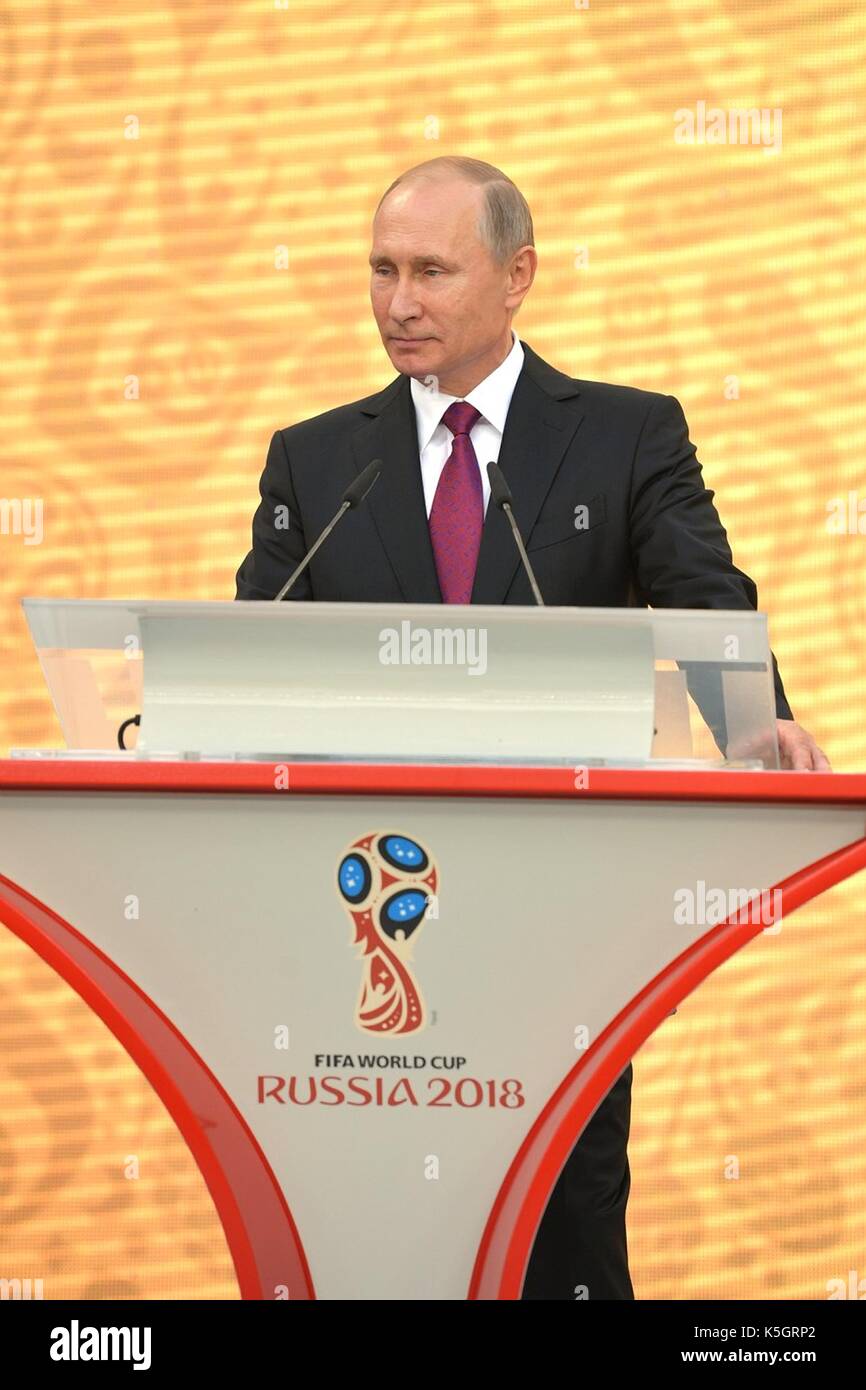 Der russische Präsident Wladimir Putin startet die FIFA World Cup Trophy Tour am Luzhniki Grand Sports Arena September 9, 2017 in Moskau, Russland. Die FIFA WM-Pokal wird 24 russischen Städten und 50 Ländern besuchen Sie vor dem Beginn der WM Russland 2018. Stockfoto