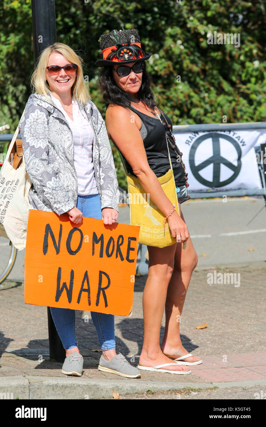 London, Großbritannien. September 2017. Zwei Personen nehmen an einer öffentlichen Anti-Kriegs-Demonstration auf einer britischen Straße teil. Einer hält ein leuchtendes orangefarbenes Schild mit der Aufschrift "KEIN KRIEG MEHR", während der andere neben einem Friedensfahnder steht. Die Szene spiegelt bürgerliches Engagement und Engagement für Frieden wider. Penelope Barritt/Alamy Live News Stockfoto