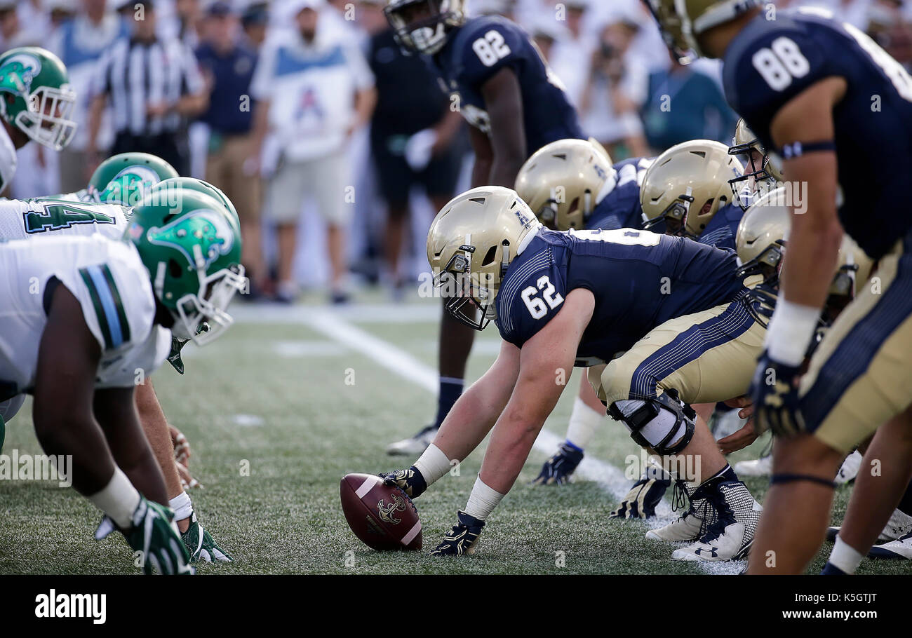 Annapolis, MD, USA. 9 Sep, 2017. United States Naval Academy C# 62 Parker Wade reißt die Kugel während der NCAA Football Spiel zwischen der United States Naval Academy Midshipmen und der Tulane grüne Welle an der Marine Marine Corp Memorial Stadium in Annapolis, MD. Justin Cooper/CSM/Alamy leben Nachrichten Stockfoto