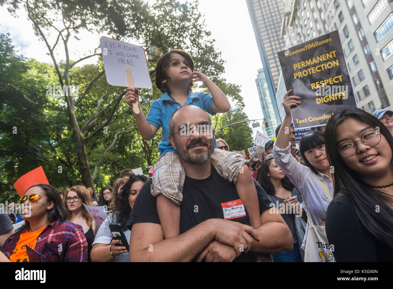 New York, NY, 9. September 2017 - Mehrere tausend "REIBAHLEN", die Kinder der Immigranten ohne Papiere und Einwanderung Aktivistinnen außerhalb Trump Hotel und Towers in Columbus Circle versammelt, sich gegen ein Ende sprechen zu DACA (latente Aktion für die Kindheit Ankünfte) nach dem Trump versucht, demontiert. CREDIT: © Stacy Walsh Rosenstock/Alamy Stockfoto