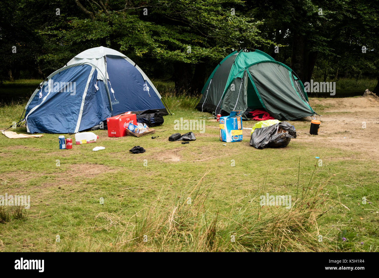 Müll links Um ihre Zelte durch unsaubere Camper UK verstreut Stockfoto