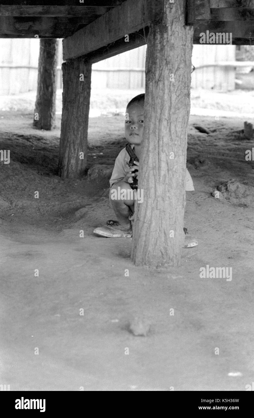 Eine junge, birmanischen Junge spielt mit einer Spielzeugpistole bei einem thailändischen Medècins Sans Frontiéres Krankenhaus in Mawker birmesische Flüchtlingslager im Nordwesten von Thailand. September, 1996. Stockfoto