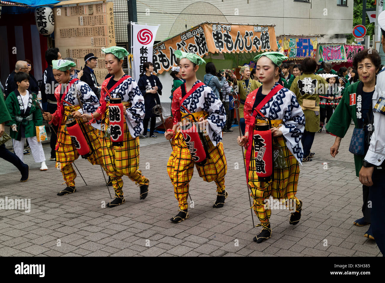 Tokyo, Japan - 14. Mai 2017: Parade durch traditionelle Tokio Gemeinschaft auf der Kanda Matsuri fest angezogen Stockfoto