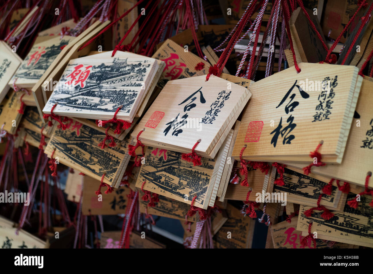 Tokyo, Japan - 14. Mai 2017: Ema, kleinen hölzernen Tafeln mit Wünsche und Gebete auf sie geschrieben Stockfoto